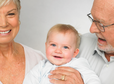 bébé personnes âgées et poussière